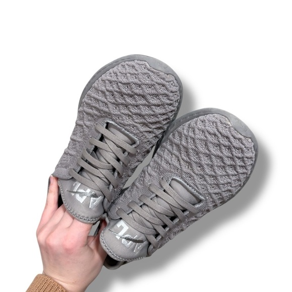 Athletic_Shoes